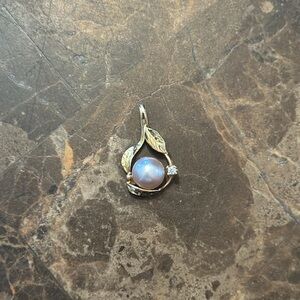 10k Gold Diamond/Pearl Pendant❤️❤️ Never Worn.
